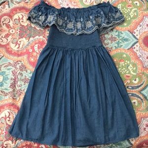 Off/on the shoulder dress! Super cute!